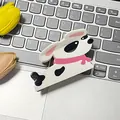Pince à cheveux chiot blanc mignon avec taches noires et écharpe rose sur clavier - Chien Tacheté Blanc Avec Écharpe Rose / Chien Tacheté Courant