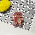 Pince à cheveux bonhomme de pain d'épices marron translucide sur un clavier d'ordinateur - Bonhomme en pain d’épice