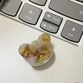 Mini Bären-Haarspange mit bernsteinfarbenem Marmormuster auf Laptoptastatur - 3cm / Irisierender Milchkaffee