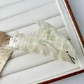 Pince à cheveux dauphin blanc perle de style français avec motif à carreaux et étoile de mer - 10x4cm / Dauphin Blanc