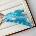 Pince à cheveux dauphin bleu nacré avec étoile de mer sur plateau à bijoux - 10x4cm / Dauphin Bleu