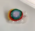 Dettaglio della molletta per capelli a lumaca in acetato colorato con trama perlata e spirale - Forma a lumaca / Lumaca Rossa e Verde