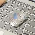 Pince à cheveux chat blanc nacré avec nœud bleu et fini brillant sur un clavier - Ours Rayé / 5.7cm