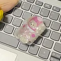 Support de téléphone lapin mignon avec texture nacrée sur un clavier d'ordinateur - Ours au Chapeau Rose / 5.7cm