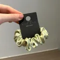 Coletero de satén verde claro minimalista con brillo sedoso en tarjeta de marca - Verde