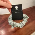 Elastico per capelli in raso verde menta dal design minimalista e lucente - verde-grigio