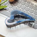 Haarklammer in Herzform mit blauem Marmormuster aus Acetat und silberner Feder - Blau