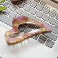 Haarklammer in Herzform mit rosa-gelber Marmorierung, goldener Feder und glatter Optik - Pfirsichblütenrosa