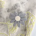 Pince à cheveux en acétate en forme de marguerite avec pétales gris mats et centre blanc - Marguerite Grise