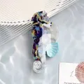 Κοντινή λήψη κλιπ μαλλιών ιππόκαμπος από οξική κυτταρίνη με μαρμάρινη υφή - Στυλ Ιππόκαμπος Μοτίβο Μάρμαρο