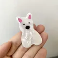 Détail d'une pince à cheveux en forme de chien blanc en acétate marbré et rose - Style Petit Chien Blanc