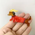Broche teckel en acétate avec bonnet de nuit jaune et tenue à motif matelassé rouge - Style Teckel au Bonnet de Nuit (V)