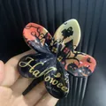 Pinza per capelli a fiore con motivi Halloween zucche fantasmi e pipistrelli - Lettera C / ABS