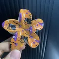 Détail de la pince à cheveux orange d'Halloween avec motifs de chats noirs et étoiles - F / ABS