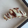 Dettaglio di un grande fermaglio per capelli in acetato marmorizzato crema e marrone - Tigre Crema Rosso Marrone