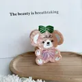 Dettaglio della molletta per capelli a orsetto in acetato rosa con fiocco verde - Rosa