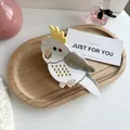 Dettaglio di un mollettone in acetato a forma di cacatua su un vassoio di legno - Corpo Bianco Ali Grigie (Pappagallo Grigio e Bianco) / Pappagallo Grigio e Bianco