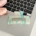 Mintgroene marmeren acetaat haarklem met gouden belettering op laptop toetsenbord - Blauw met patroon