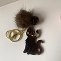 Süßer brauner Katzen-Schlüsselanhänger aus Acryl mit Plüsch-Bommel und Goldverschluss - Katze