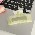 Minimalistische haarklem van acetaat in lichtgroen marmer op laptoptoetsenbord - Groen Marmer