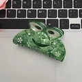 Niedliche grüne Haarklammer im Frosch-Design aus Acetat mit Glitzersteinen auf Laptop - Großaugen-Frosch 9cm