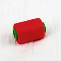 Rotes Nähgarn aus Polyester auf grüner Kunststoffspule für DIY-Handwerk und Nähmaschine - Etwa 300 Meter / Rosenrot