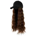 Dettaglio cappellino nero con extension di lunghi capelli mossi castano scuro - Cappello Nero + Parrucca Marrone Chiaro