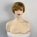 Perruque synthétique courte blonde avec frange latérale sur tête de mannequin - Or