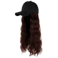 Dettaglio cappello da baseball nero con lunghi capelli sintetici mossi castano rossiccio - Cappello Nero + Parrucca Marrone Scuro