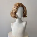 Perruque synthétique courte ondulée blond miel avec raie au milieu sur mannequin - Honey Blonde Wavy (100)