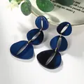 Détail de boucles d'oreilles étagées en acrylique bleu foncé avec texture marbrée - Deep Blue (EH00076)