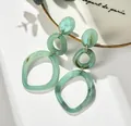 Détails de boucles d'oreilles en acrylique vert menthe marbré avec liens dorés - Blue Green (EH00007)