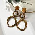 Détail de boucles d'oreilles vintage en acrylique avec anneaux ambrés et lien doré - Cloud Pattern Coffee (EH00007)