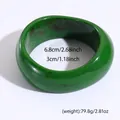 Dettaglio del bracciale in resina verde con motivo a inchiostro e diametro di 6,8 cm - Verde Oliva
