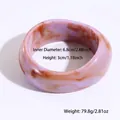 Détail d'un bracelet en résine marbré violet avec diamètre intérieur 6,8cm et hauteur 3cm - Violet