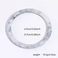 Detalle de la pulsera de resina con diámetro de 6,5 cm y textura efecto mármol - Lavado de Tinta Negro y Gris