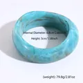 Vista dettagliata del bracciale in resina azzurro con dimensioni e trama marmorea - Blu