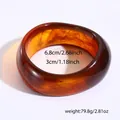 Dettaglio del bracciale in resina ambrata con dimensioni 6,8 cm di diametro e 3 cm di altezza - Caffè