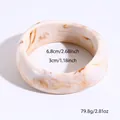 Vue détaillée du bracelet en résine indiquant le diamètre de 6,8 cm et la hauteur de 3 cm - Beige Café