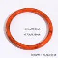 Détail montrant les dimensions du jonc en résine marbrée orange avec diamètre de 6,5 cm - Style Rond (5#) / Étroit / Orange