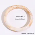 Détail montrant le diamètre interne de 6,1cm et l'épaisseur du bracelet en résine - Beige Café
