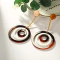 Boucles d'oreilles pendantes en acrylique avec cercles écaille et résine blanche - Brushed Dark Coffee (EH00072)