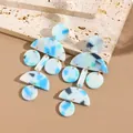 Boucles d'oreilles pendantes en acrylique marbre bleu avec maillons dorés chics - Speckled Blue Multi (EH00074)