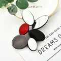 Broche minimaliste en acrylique avec motifs ovales de pétales en rouge, noir et blanc - Épissage Rouge Noir Blanc Gris (XZ00028)