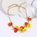 Collier à fleurs en acrylique orange et jaune avec une chaîne à maillons dorés chic - Mélange Orange Jaune
