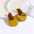 Geometrische Acryl-Ohrringe mit dunkelbraunem Halbkreis und großem gelben Kreis-Anhänger - Senfgelb (EH00053)