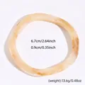 Bracelet torsadé en résine marbrée beige avec diamètre intérieur de 6,7 cm et vagues - Café Beige