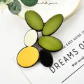 Broche ovale en acrylique minimaliste avec patchwork géométrique en résine artistique - Épissage Vert Olive Jaune Blanc Noir (XZ00028)