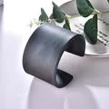 Bracelet manchette large minimaliste avec motif marbré en noir mat et texture blanche - Bleu gris