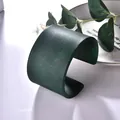 Bracelet manchette large ouvert minimaliste en résine vert foncé avec finition mate - Vert foncé